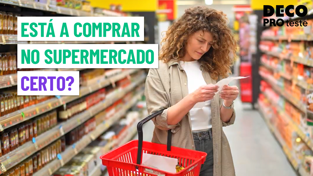 Mulher a observar a fatura no supermercado